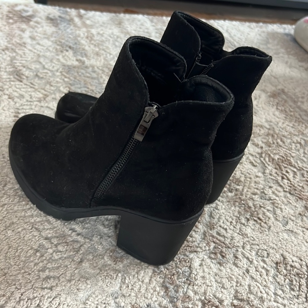 Black heeled boots